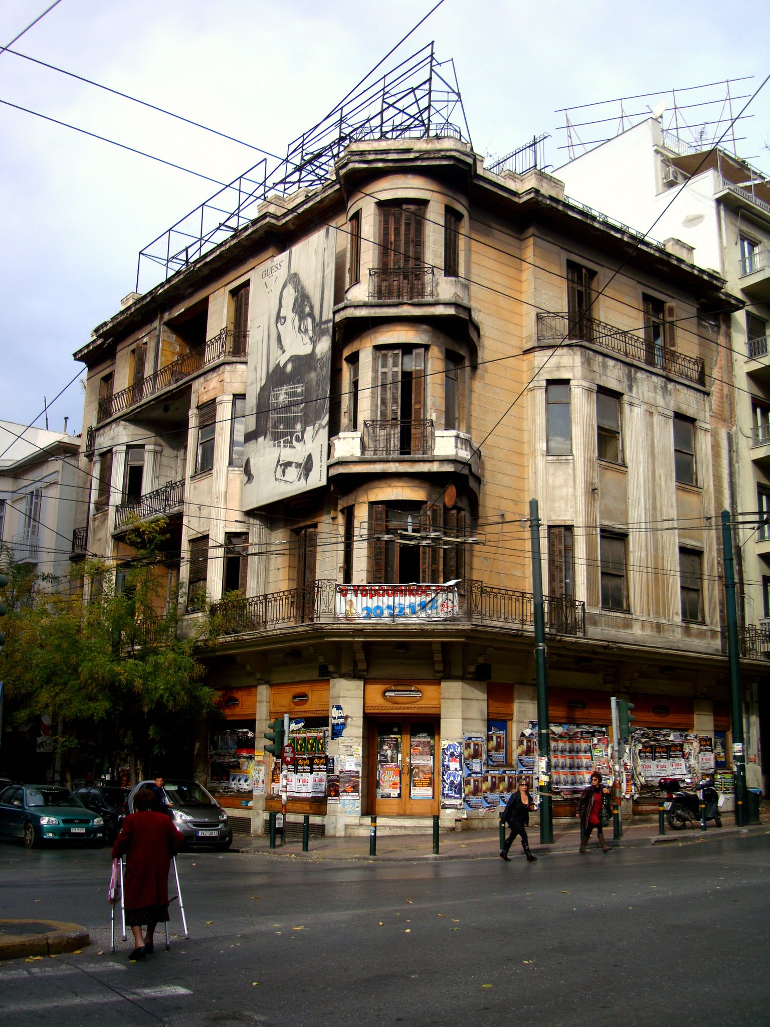 ΠΛΑΤΕΙΑ ΑΜΕΡΙΚΗΣ- ΣΤΗΝ ΠΑΤΙΝΑ ΤΟΥ ΧΡΟΝΟΥ