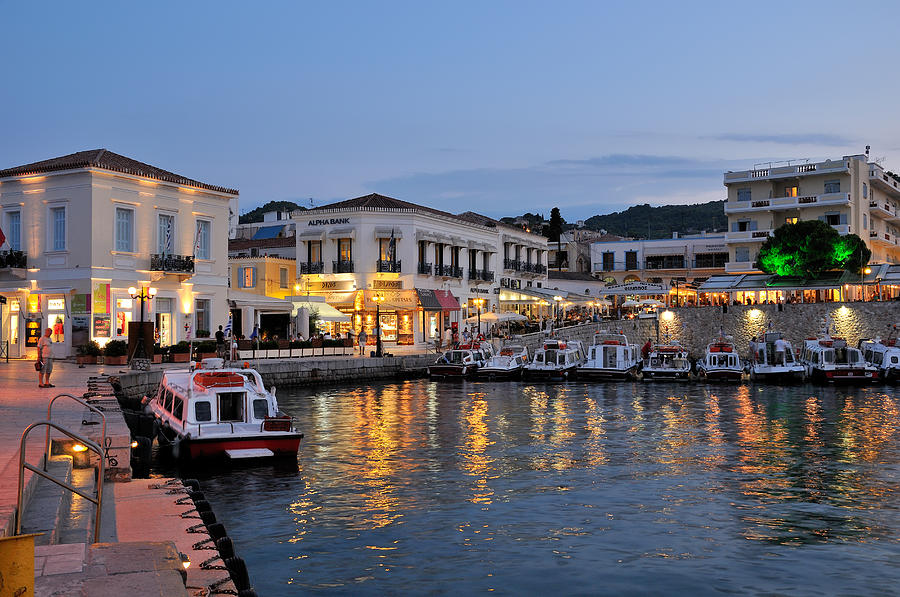 ΣΠΕΤΣΕΣ Το νησί των αρωμάτων, της Μπουμπουλίνας και της ναυτικής αρχοντιάς