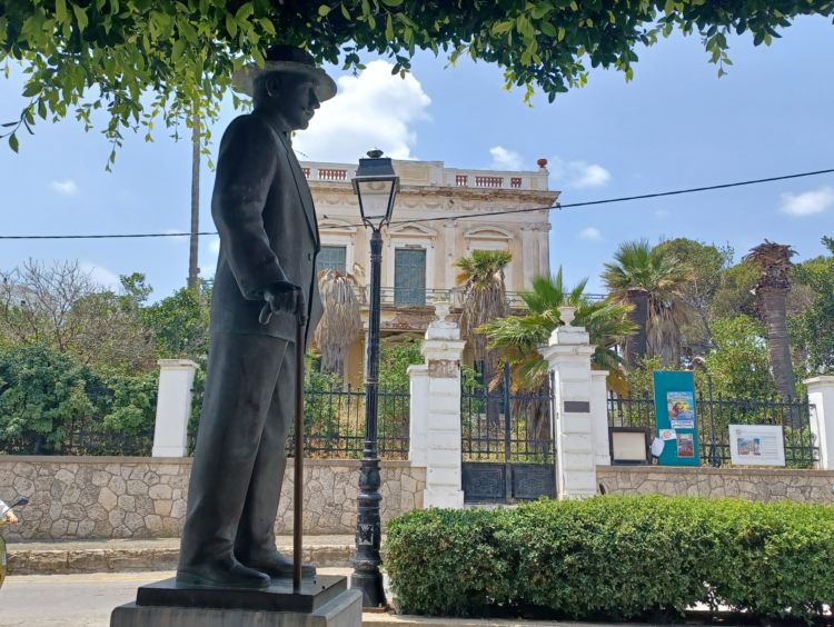 ΣΠΕΤΣΕΣ Το νησί των αρωμάτων, της Μπουμπουλίνας και της ναυτικής αρχοντιάς