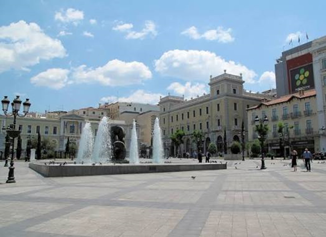 Από το Σύνταγμα στην Ομόνοια και την πλατεία Κοτζιά