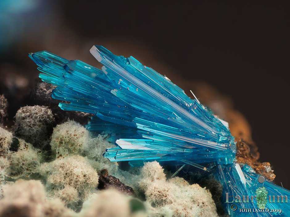 ΜΑΚΡΟΝΗΣΟΣ και ΜΕΤΑΛΛΕΥΤΙΚΟ ΛΑΥΡΙΟ