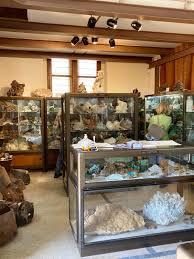 ΜΑΚΡΟΝΗΣΟΣ και ΜΕΤΑΛΛΕΥΤΙΚΟ ΛΑΥΡΙΟ